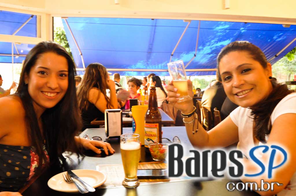 Cervejaria do Luiz Fernandes ofereceu acepipes e salgados da Dona Idalina no domingo Cervejaria do Luiz Fernandes ofereceu acepipes e salgados da Dona Idalina no domingo