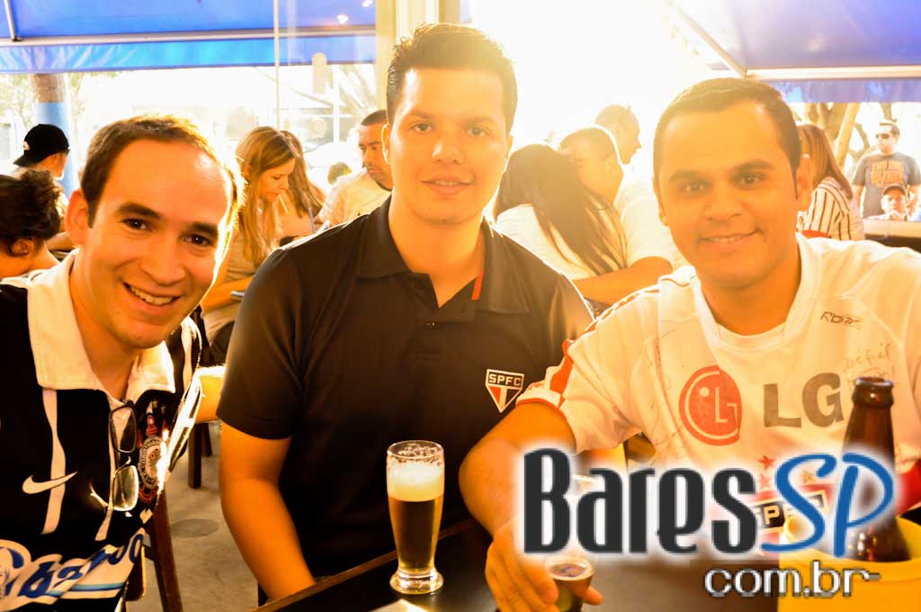 Cervejaria do Luiz Fernandes ofereceu acepipes e salgados da Dona Idalina no domingo Cervejaria do Luiz Fernandes ofereceu acepipes e salgados da Dona Idalina no domingo