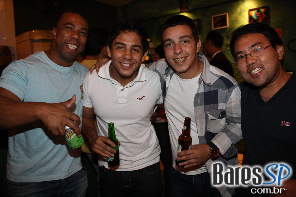Show da Lost Dogs agitou a noite do Morrison Bar na sexta Show da Lost Dogs agitou a noite do Morrison Bar na sexta