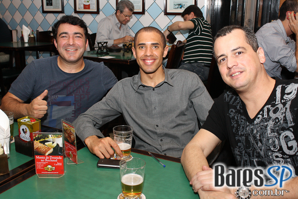 Happy hour com chopp gelado e picanha no rechaud no Bar do Juarez Happy hour com chopp gelado e picanha no rechaud no Bar do Juarez