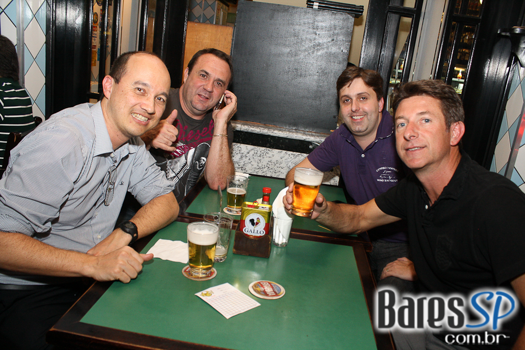 Happy hour com chopp gelado e picanha no rechaud no Bar do Juarez Happy hour com chopp gelado e picanha no rechaud no Bar do Juarez