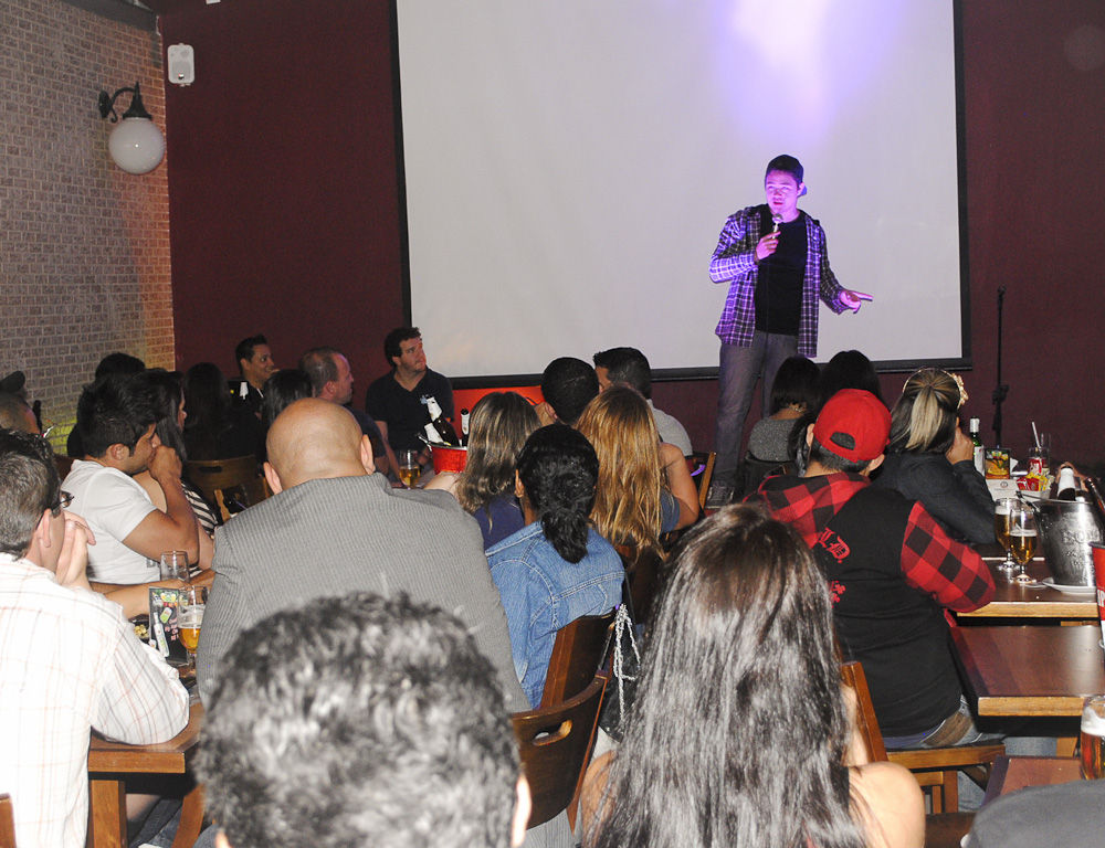 Zero a Zero Sport Bar ofereceu happy hour com Double Caipirinha e stand-up Zero a Zero Sport Bar ofereceu happy hour com Double Caipirinha e stand-up