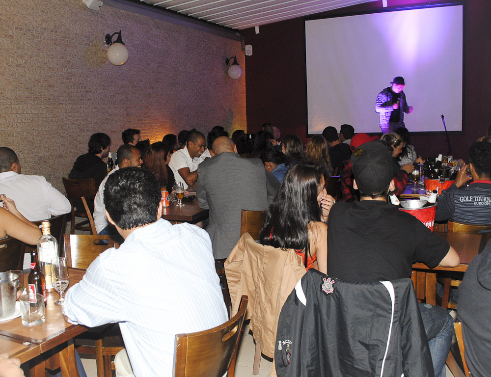 Zero a Zero Sport Bar ofereceu happy hour com Double Caipirinha e stand-up Zero a Zero Sport Bar ofereceu happy hour com Double Caipirinha e stand-up