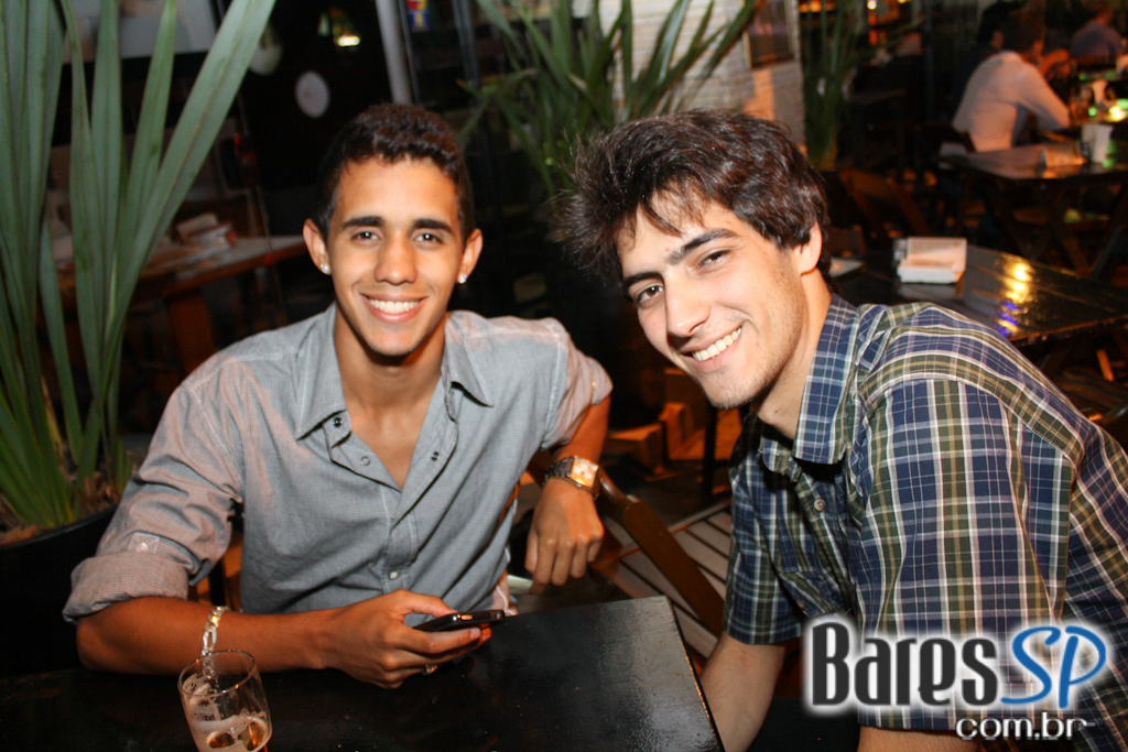 Happy hour com cerveja gelada e petiscos tradicionais no Monte Carlo Bar Happy hour com cerveja gelada e petiscos tradicionais no Monte Carlo Bar