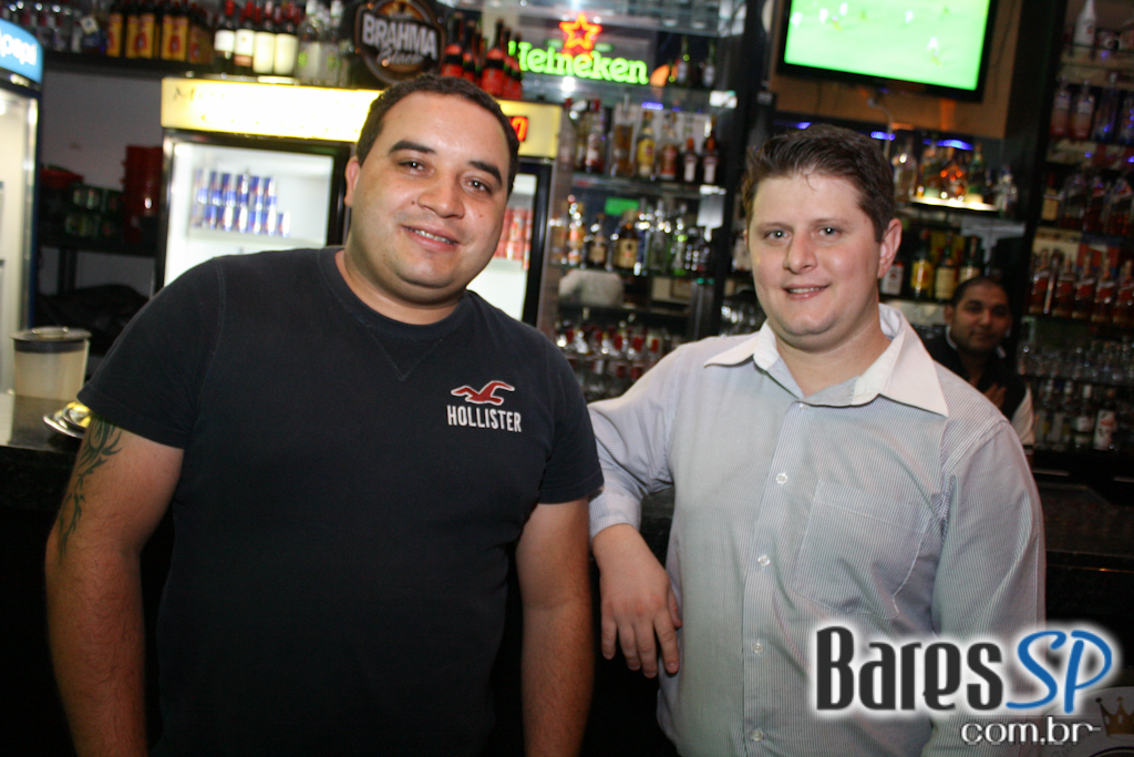 Happy hour com cerveja gelada e petiscos tradicionais no Monte Carlo Bar Happy hour com cerveja gelada e petiscos tradicionais no Monte Carlo Bar