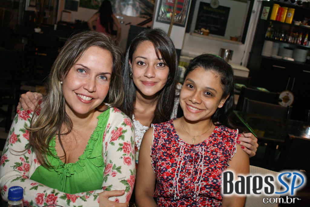 Happy hour com cerveja gelada e petiscos tradicionais no Monte Carlo Bar Happy hour com cerveja gelada e petiscos tradicionais no Monte Carlo Bar