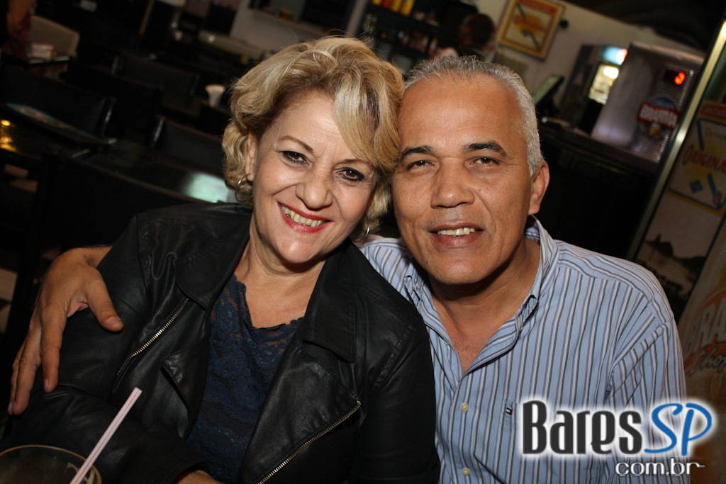 Happy hour com cerveja gelada e petiscos tradicionais no Monte Carlo Bar Happy hour com cerveja gelada e petiscos tradicionais no Monte Carlo Bar