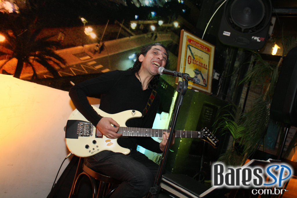 Happy hour com cerveja gelada e petiscos tradicionais no Monte Carlo Bar Happy hour com cerveja gelada e petiscos tradicionais no Monte Carlo Bar