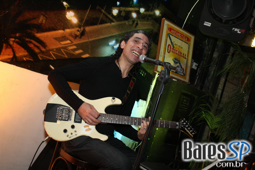 Happy hour com cerveja gelada e petiscos tradicionais no Monte Carlo Bar Happy hour com cerveja gelada e petiscos tradicionais no Monte Carlo Bar