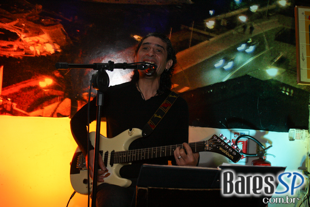 Happy hour com cerveja gelada e petiscos tradicionais no Monte Carlo Bar Happy hour com cerveja gelada e petiscos tradicionais no Monte Carlo Bar