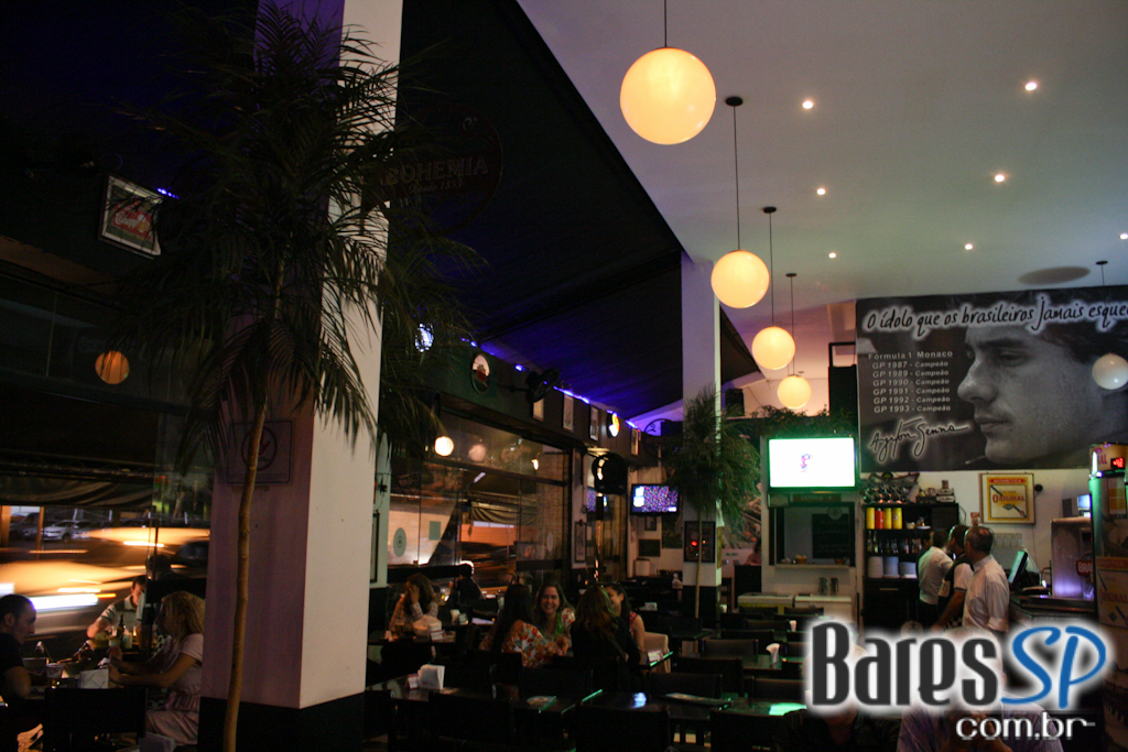 Happy hour com cerveja gelada e petiscos tradicionais no Monte Carlo Bar Happy hour com cerveja gelada e petiscos tradicionais no Monte Carlo Bar