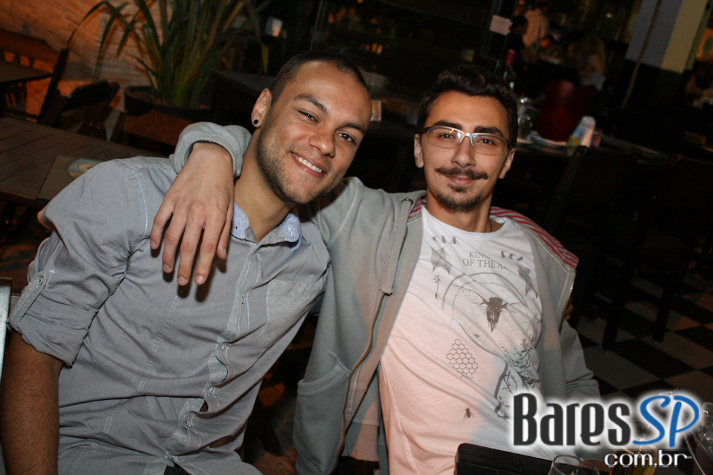 Happy hour com cerveja gelada e petiscos tradicionais no Monte Carlo Bar Happy hour com cerveja gelada e petiscos tradicionais no Monte Carlo Bar