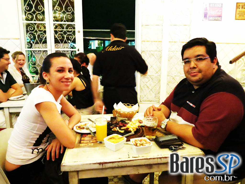 Happy Hour animado na sexta-feira do Caiubier Bar Boêmio Happy Hour animado na sexta-feira do Caiubier Bar Boêmio