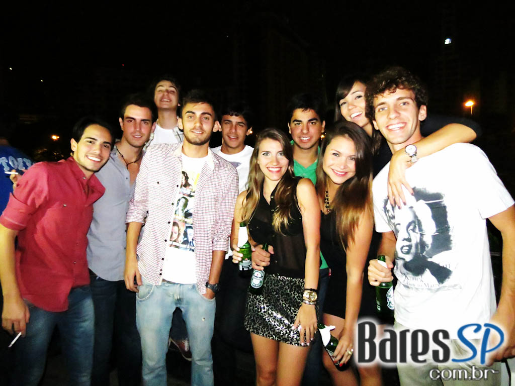 DJ Tamenpi tocou hip hop na Lions NightClub na quinta-feira DJ Tamenpi tocou hip hop na Lions NightClub na quinta-feira