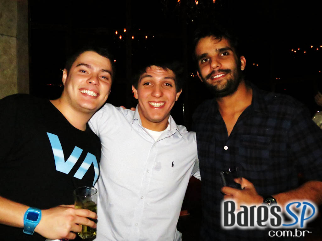 DJ Tamenpi tocou hip hop na Lions NightClub na quinta-feira DJ Tamenpi tocou hip hop na Lions NightClub na quinta-feira