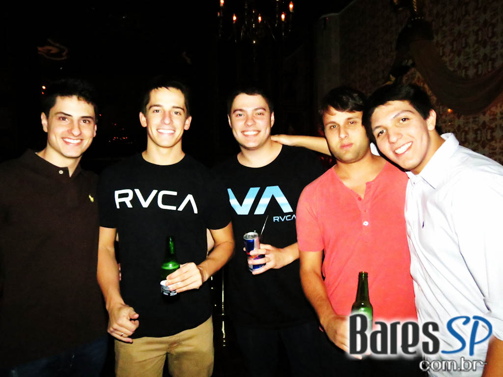 DJ Tamenpi tocou hip hop na Lions NightClub na quinta-feira DJ Tamenpi tocou hip hop na Lions NightClub na quinta-feira