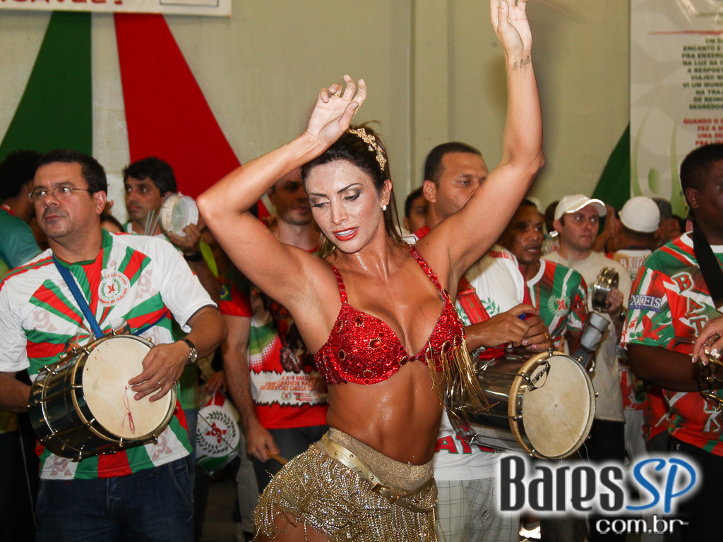 Escola de Samba X-9 Paulistana realizou ensaio com enredo em homenagem a São Paulo para Carnaval 2013 Escola de Samba X-9 Paulistana realizou ensaio com enredo em homenagem a São Paulo para Carnaval 2013