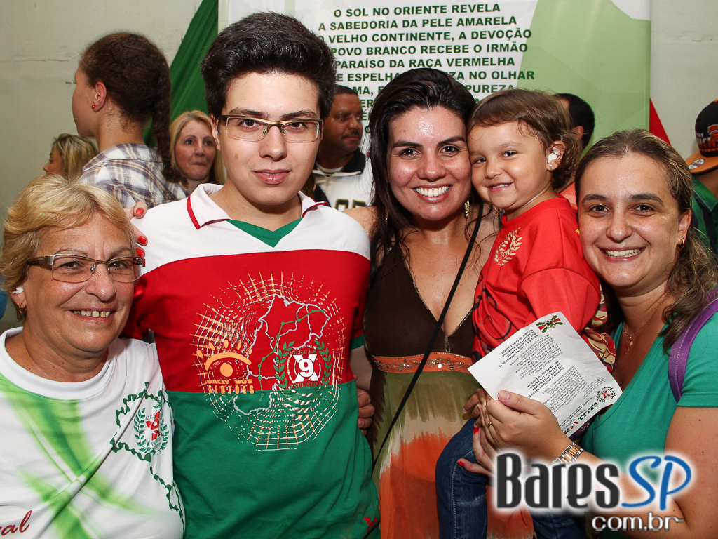 Escola de Samba X-9 Paulistana realizou ensaio com enredo em homenagem a São Paulo para Carnaval 2013 Escola de Samba X-9 Paulistana realizou ensaio com enredo em homenagem a São Paulo para Carnaval 2013