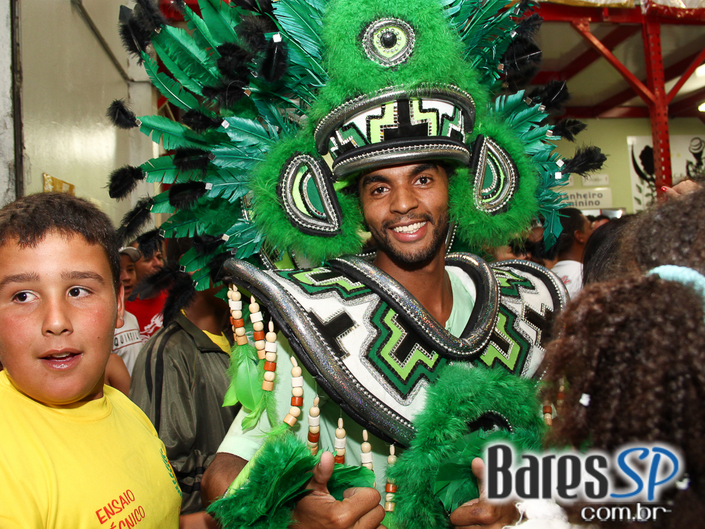 Escola de Samba X-9 Paulistana realizou ensaio com enredo em homenagem a São Paulo para Carnaval 2013 Escola de Samba X-9 Paulistana realizou ensaio com enredo em homenagem a São Paulo para Carnaval 2013