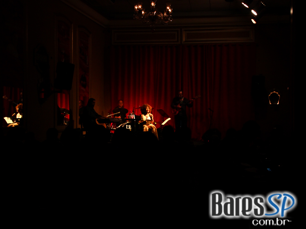 Elza Soares se apresentou no Bar Brahma, localizado no Centro Elza Soares se apresentou no Bar Brahma, localizado no Centro