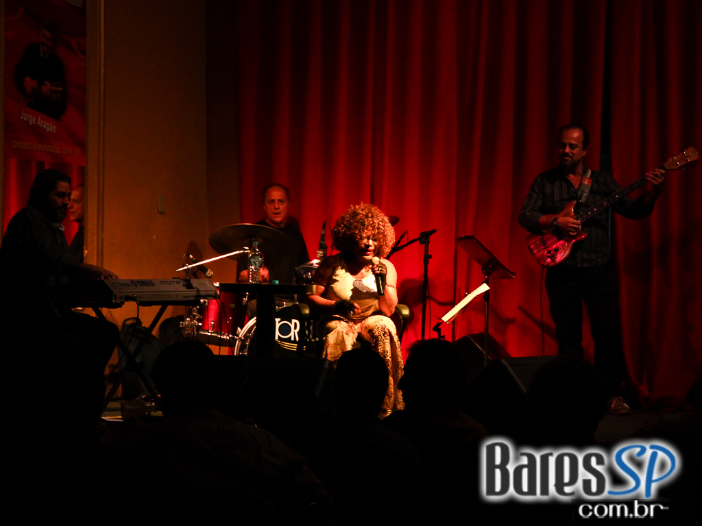 Elza Soares se apresentou no Bar Brahma, localizado no Centro Elza Soares se apresentou no Bar Brahma, localizado no Centro
