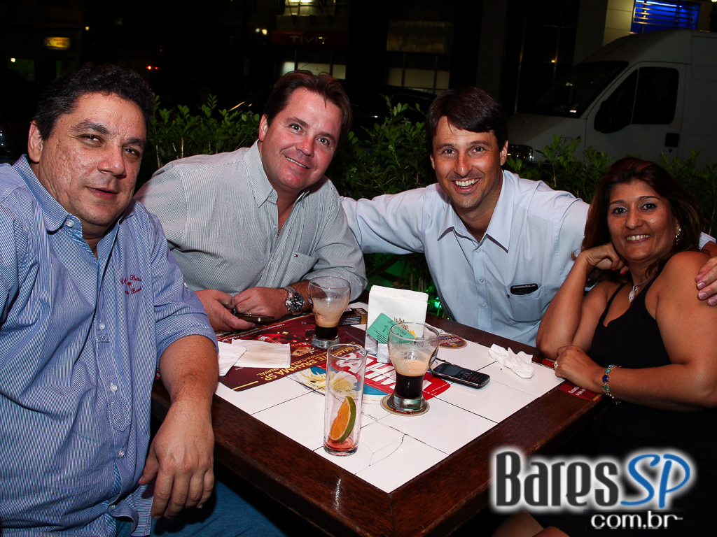 Elza Soares se apresentou no Bar Brahma, localizado no Centro Elza Soares se apresentou no Bar Brahma, localizado no Centro