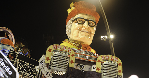 Camarote Brahma recebeu no 2º dia de desfile do Carnaval o cantor Jorge Aragão e Edson & Hudson - Ação contra AIDS