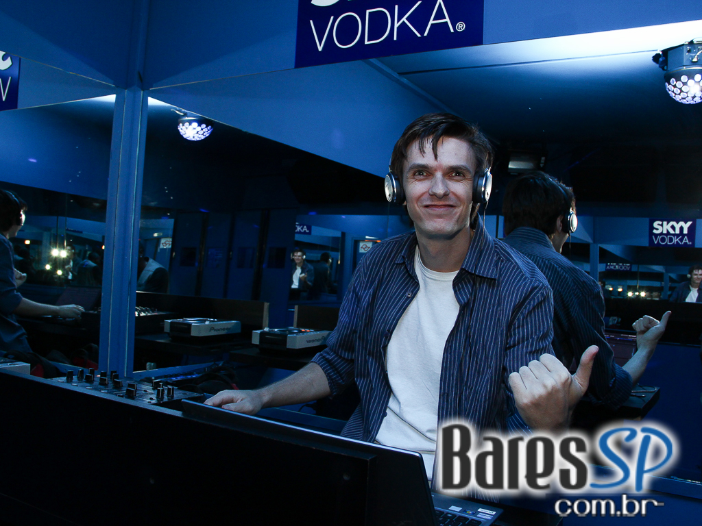 Blue Velvet realizou festa Blue Edition com Beer Bong e DJs convidados Blue Velvet realizou festa Blue Edition com Beer Bong e DJs convidados