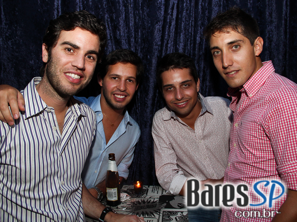 Blue Velvet realizou festa Blue Edition com Beer Bong e DJs convidados Blue Velvet realizou festa Blue Edition com Beer Bong e DJs convidados