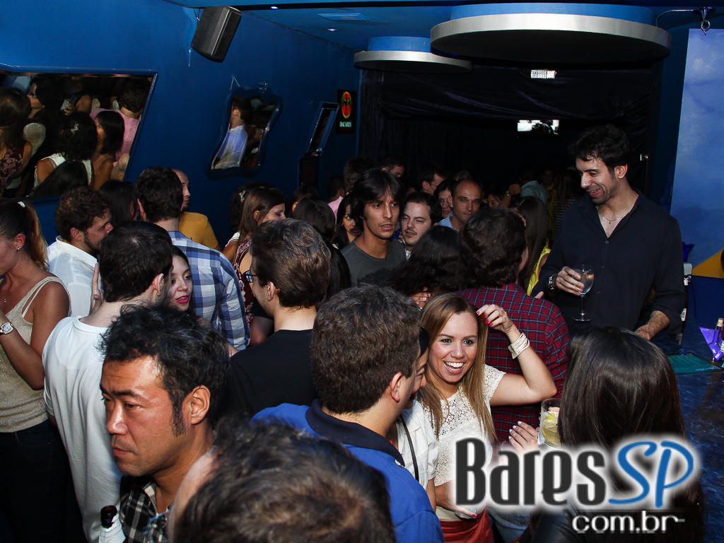 Blue Velvet realizou festa Blue Edition com Beer Bong e DJs convidados Blue Velvet realizou festa Blue Edition com Beer Bong e DJs convidados