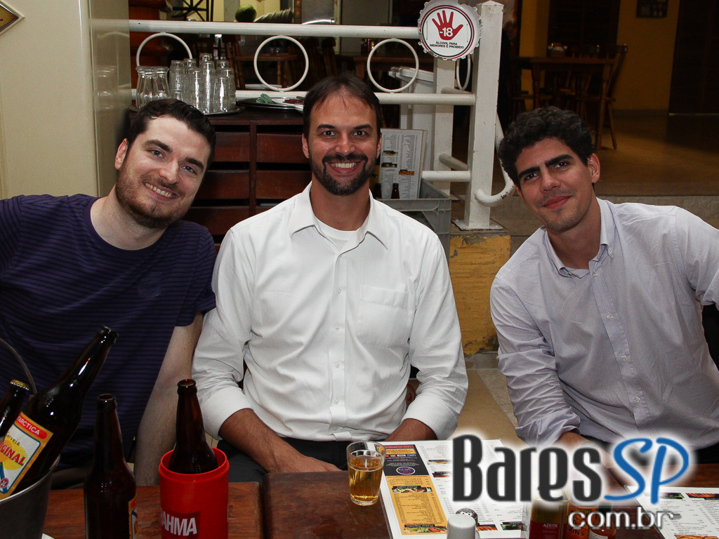 Happy Hour com Cerveja de Garrafa Geladíssima é no Bar do Sacha Happy Hour com Cerveja de Garrafa Geladíssima é no Bar do Sacha