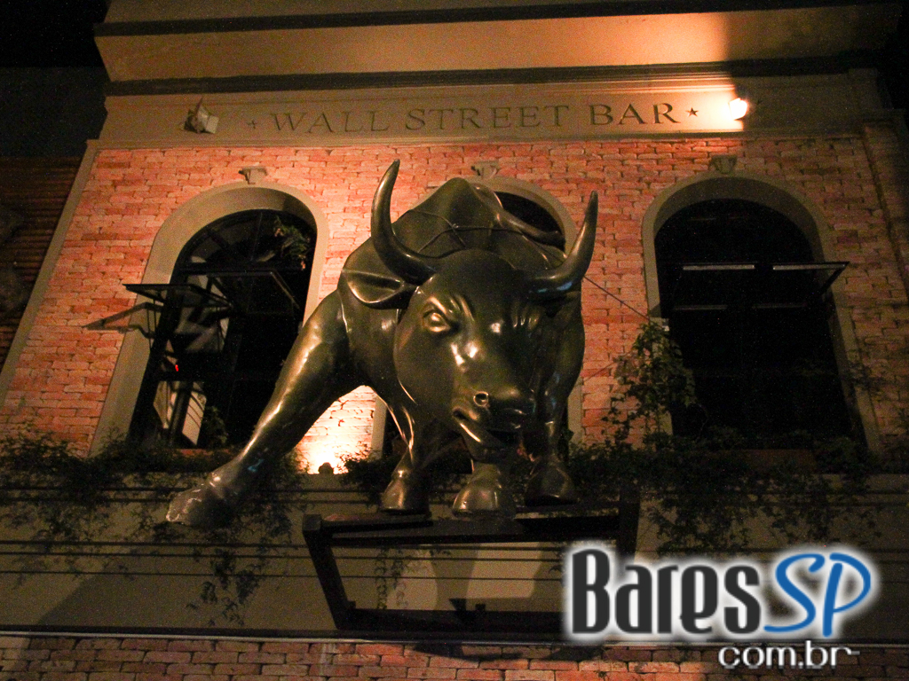 Quinta-Feira com Happy Hour no Wall Street Bar no estilo da Bolsa de NY Quinta-Feira com Happy Hour no Wall Street Bar no estilo da Bolsa de NY