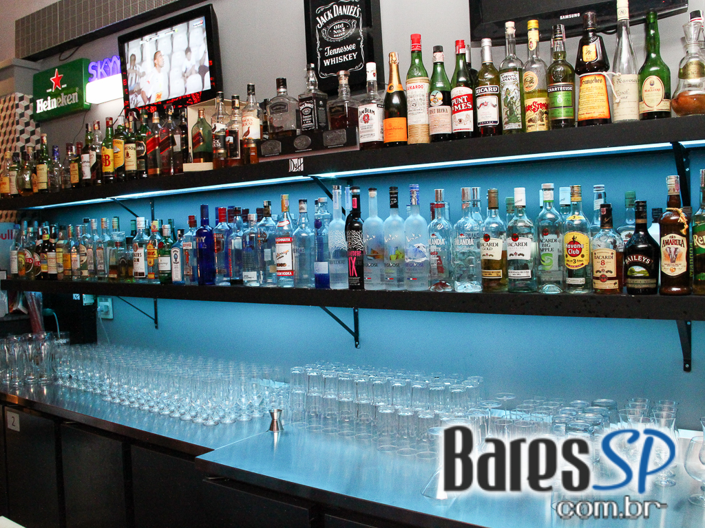 Quinta-Feira com Happy Hour no Wall Street Bar no estilo da Bolsa de NY Quinta-Feira com Happy Hour no Wall Street Bar no estilo da Bolsa de NY