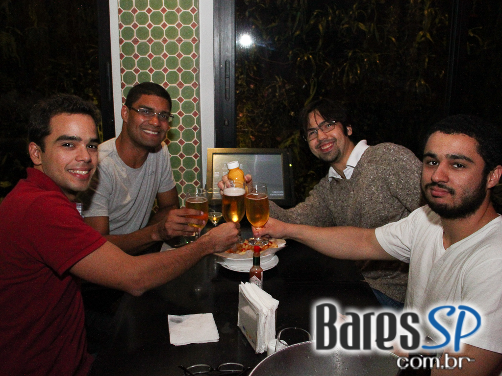 Quinta-Feira com Happy Hour no Wall Street Bar no estilo da Bolsa de NY Quinta-Feira com Happy Hour no Wall Street Bar no estilo da Bolsa de NY