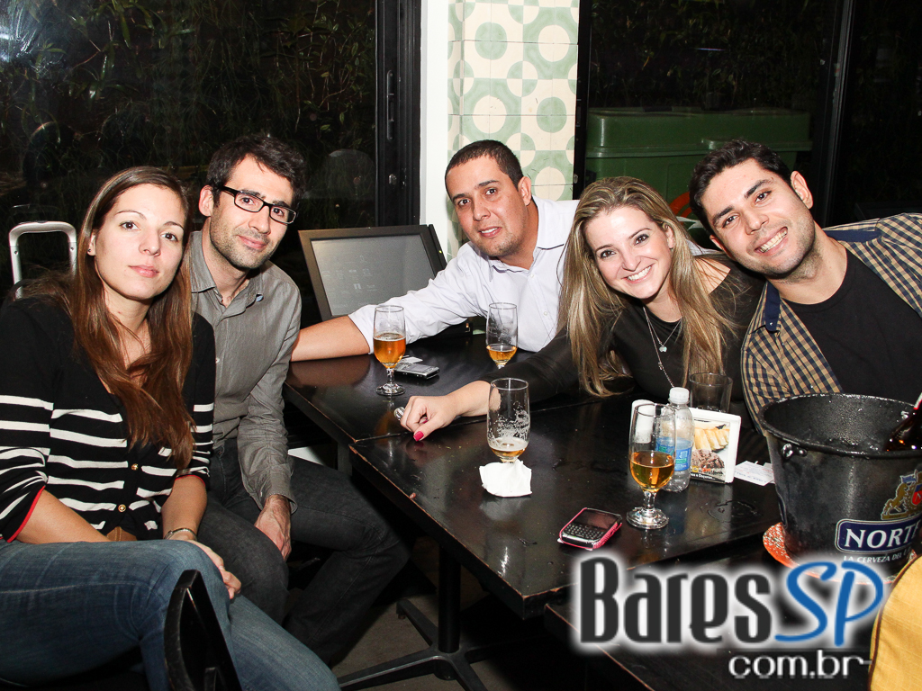 Quinta-Feira com Happy Hour no Wall Street Bar no estilo da Bolsa de NY Quinta-Feira com Happy Hour no Wall Street Bar no estilo da Bolsa de NY