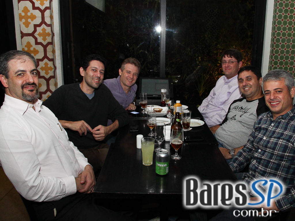 Quinta-Feira com Happy Hour no Wall Street Bar no estilo da Bolsa de NY Quinta-Feira com Happy Hour no Wall Street Bar no estilo da Bolsa de NY