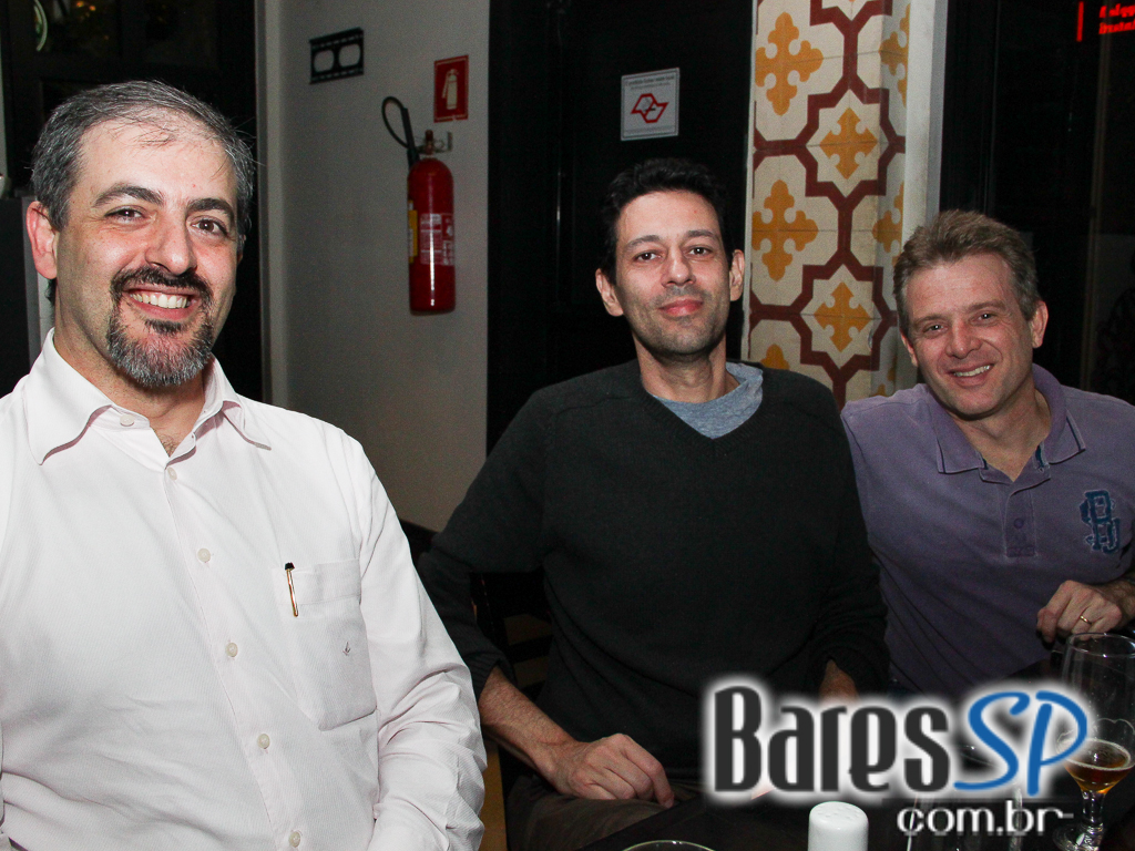 Quinta-Feira com Happy Hour no Wall Street Bar no estilo da Bolsa de NY Quinta-Feira com Happy Hour no Wall Street Bar no estilo da Bolsa de NY