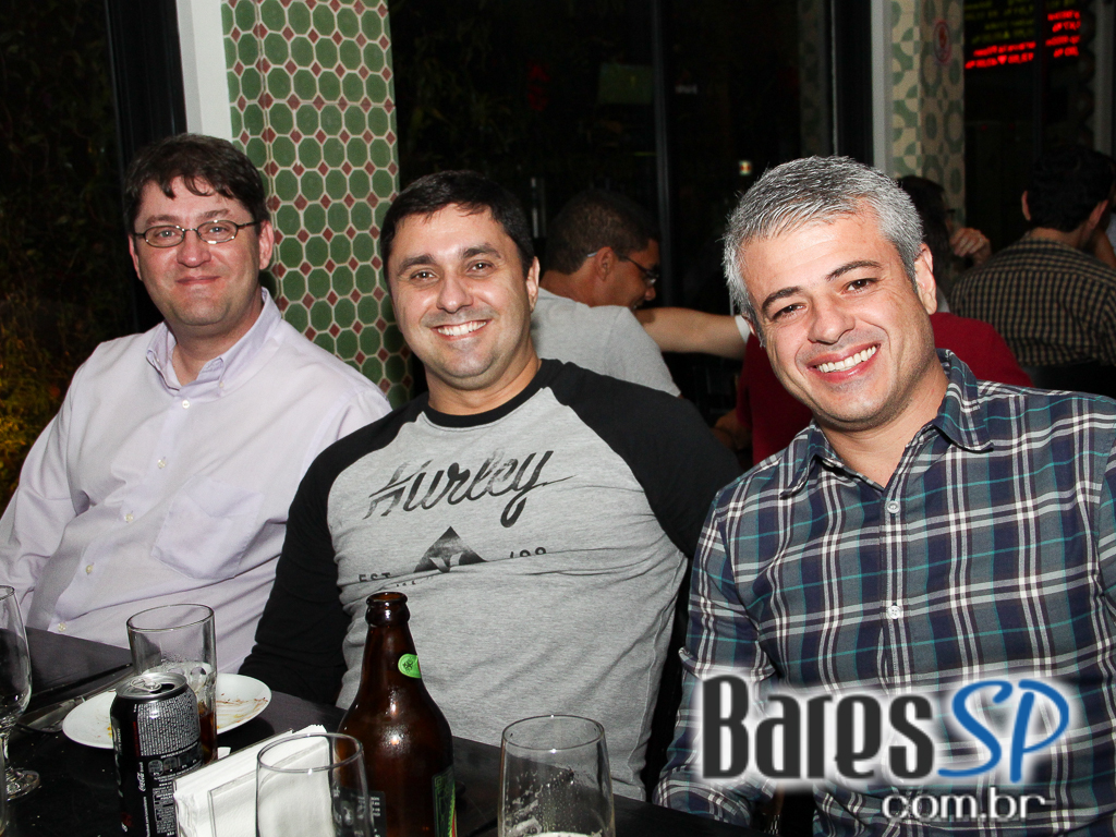 Quinta-Feira com Happy Hour no Wall Street Bar no estilo da Bolsa de NY Quinta-Feira com Happy Hour no Wall Street Bar no estilo da Bolsa de NY