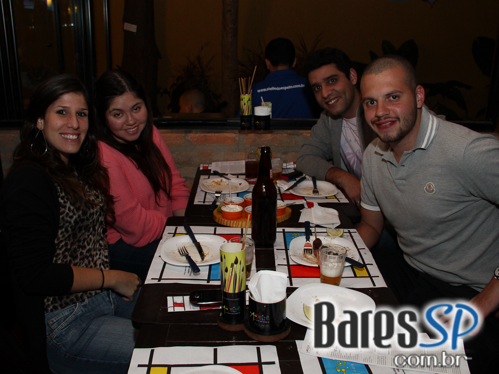 Ateliê do Espeto ofereceu música ao vivo com bebidas diversas Ateliê do Espeto ofereceu música ao vivo com bebidas diversas