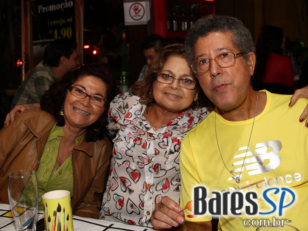 Ateliê do Espeto ofereceu música ao vivo com bebidas diversas Ateliê do Espeto ofereceu música ao vivo com bebidas diversas