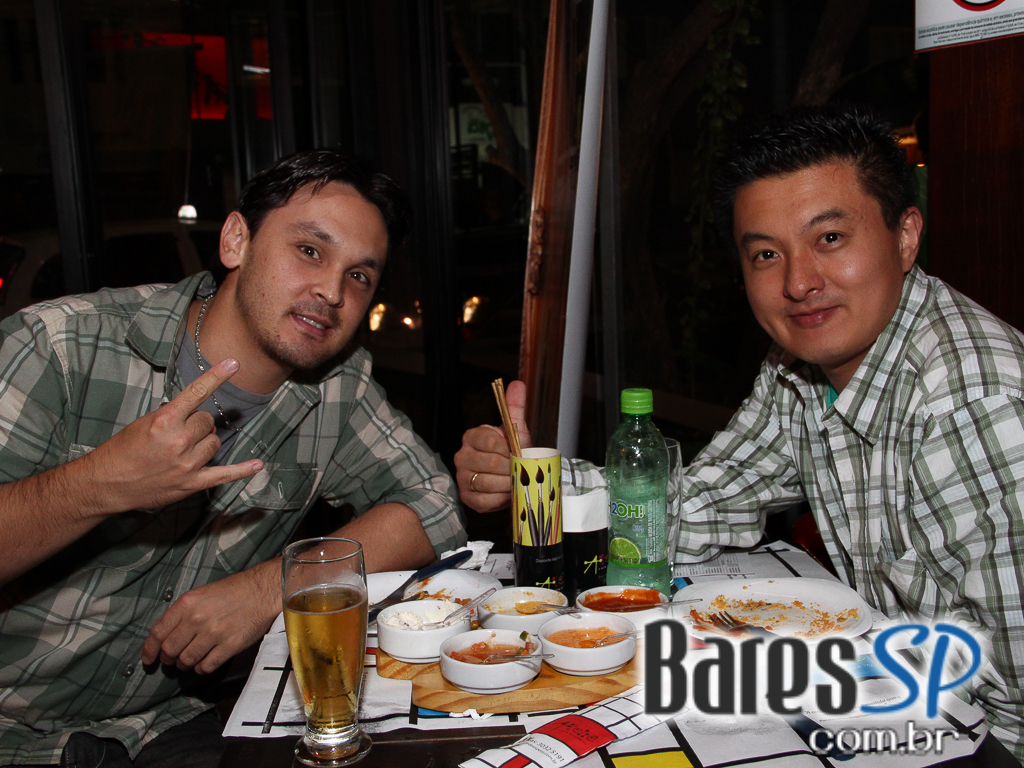 Ateliê do Espeto ofereceu música ao vivo com bebidas diversas Ateliê do Espeto ofereceu música ao vivo com bebidas diversas