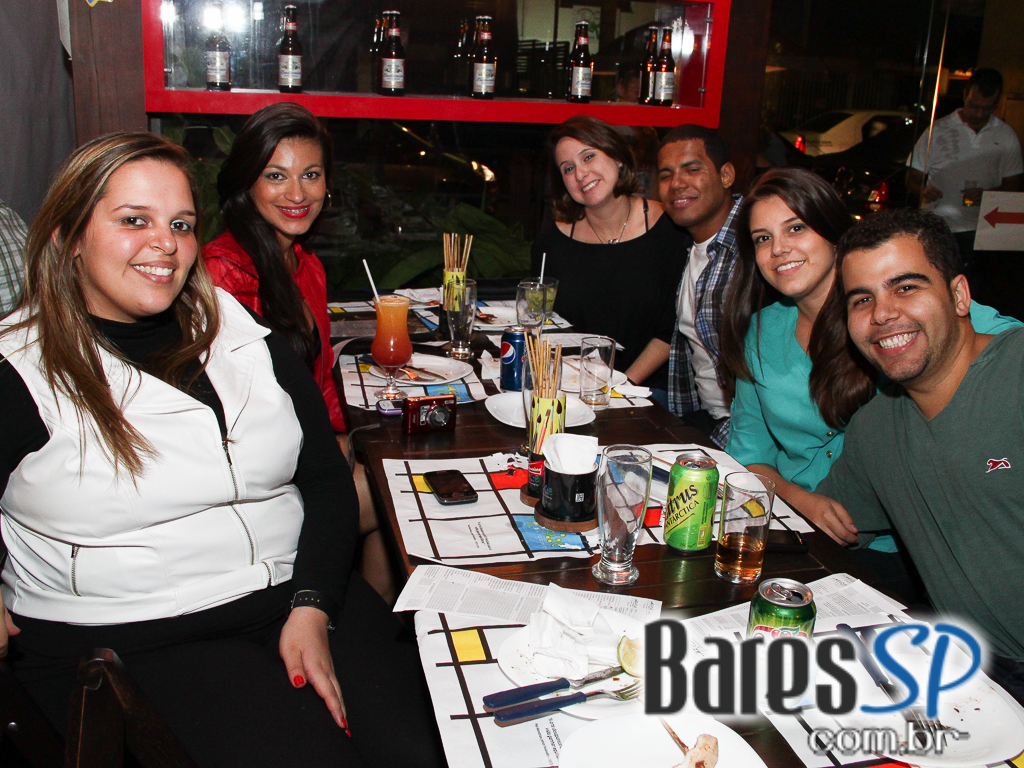 Ateliê do Espeto ofereceu música ao vivo com bebidas diversas Ateliê do Espeto ofereceu música ao vivo com bebidas diversas