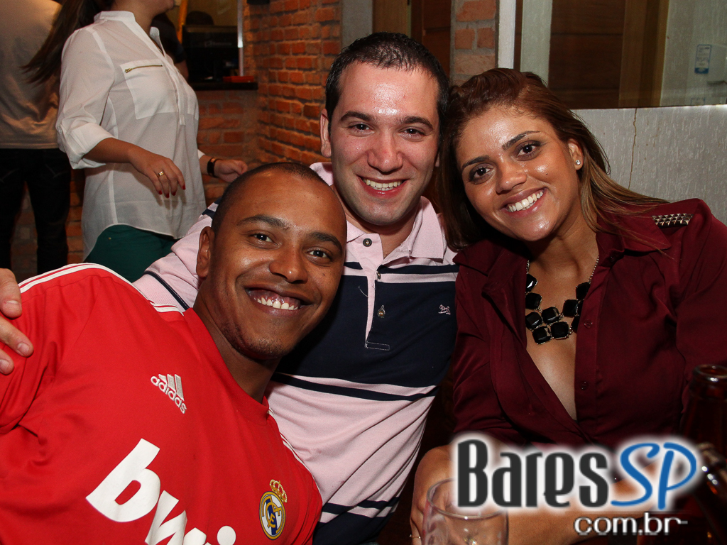 Ateliê do Espeto ofereceu música ao vivo com bebidas diversas Ateliê do Espeto ofereceu música ao vivo com bebidas diversas