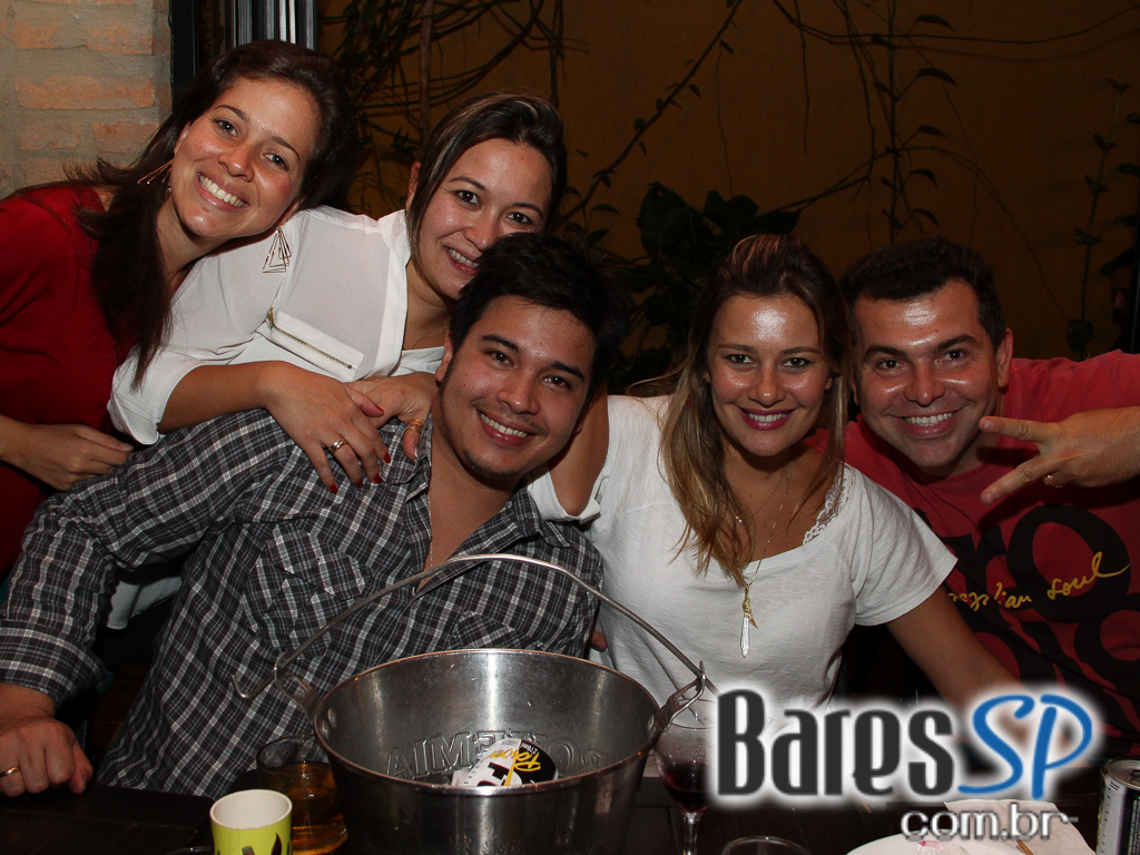 Ateliê do Espeto ofereceu música ao vivo com bebidas diversas Ateliê do Espeto ofereceu música ao vivo com bebidas diversas