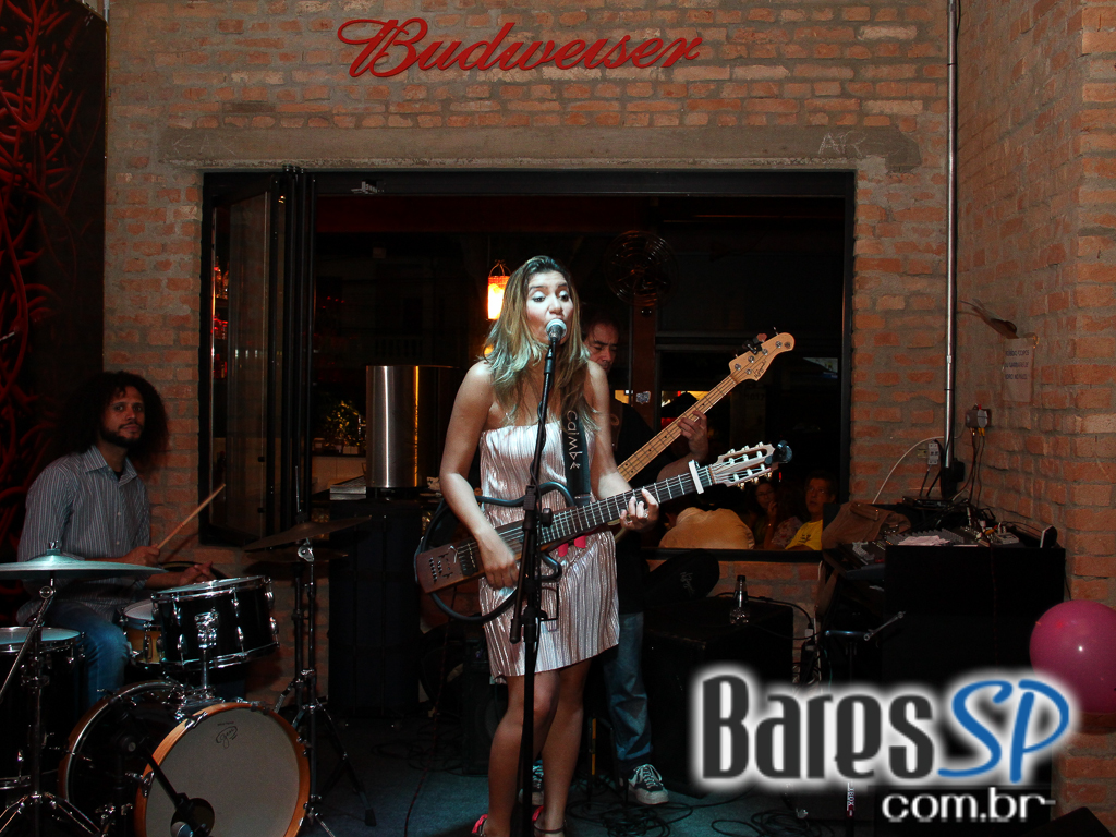 Ateliê do Espeto ofereceu música ao vivo com bebidas diversas Ateliê do Espeto ofereceu música ao vivo com bebidas diversas