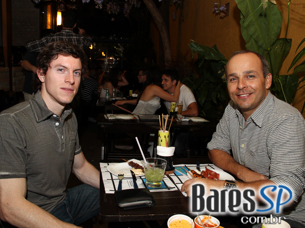 Ateliê do Espeto ofereceu música ao vivo com bebidas diversas Ateliê do Espeto ofereceu música ao vivo com bebidas diversas