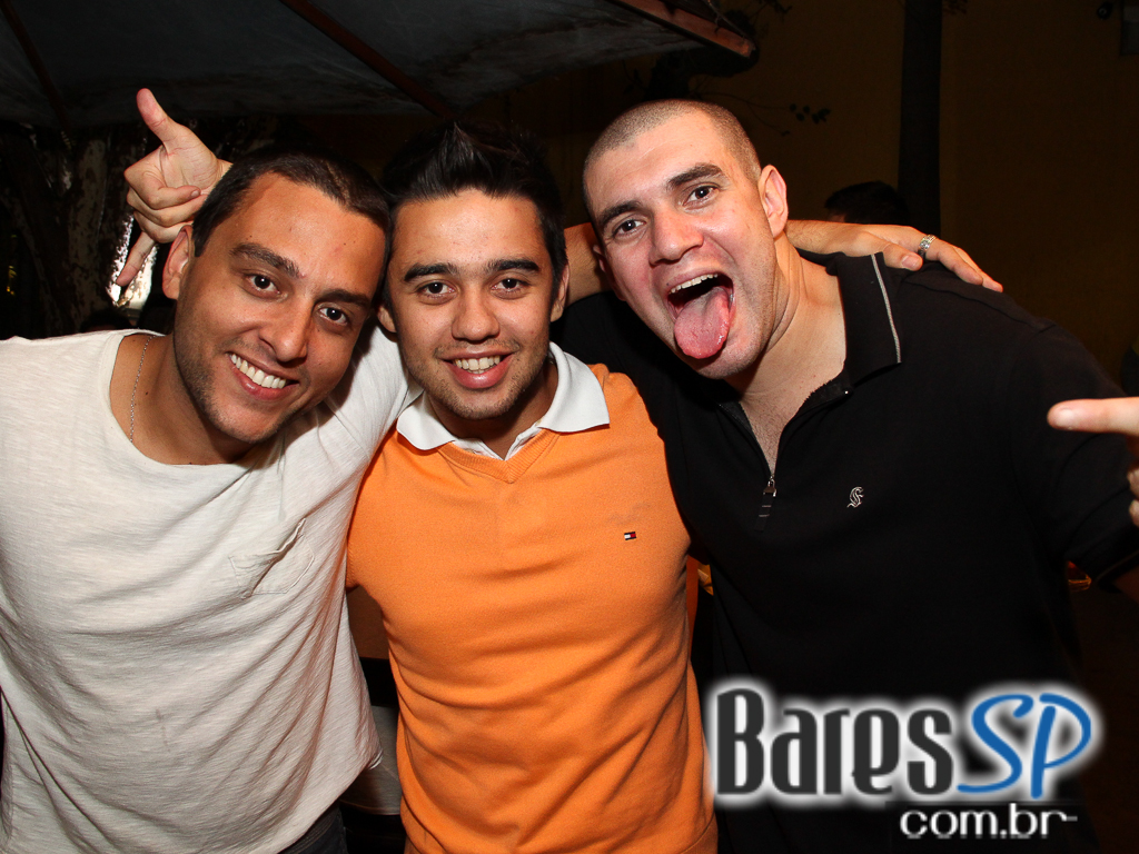 Ateliê do Espeto ofereceu música ao vivo com bebidas diversas Ateliê do Espeto ofereceu música ao vivo com bebidas diversas