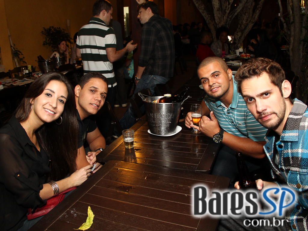 Ateliê do Espeto ofereceu música ao vivo com bebidas diversas Ateliê do Espeto ofereceu música ao vivo com bebidas diversas