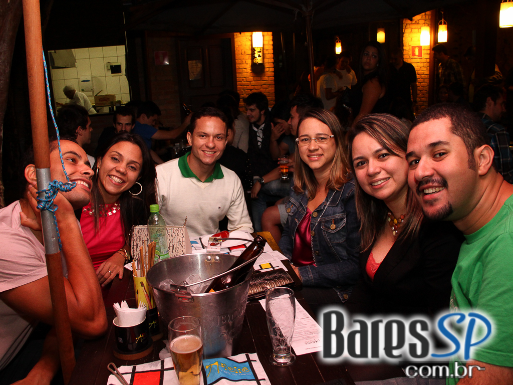 Ateliê do Espeto ofereceu música ao vivo com bebidas diversas Ateliê do Espeto ofereceu música ao vivo com bebidas diversas