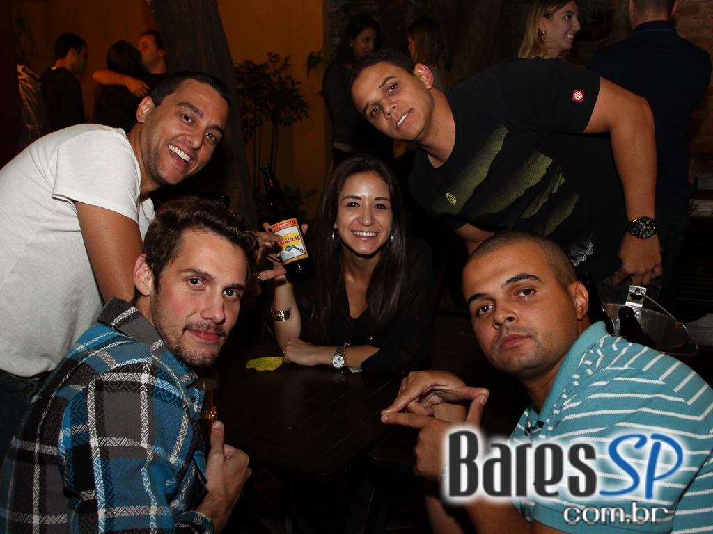 Ateliê do Espeto ofereceu música ao vivo com bebidas diversas Ateliê do Espeto ofereceu música ao vivo com bebidas diversas